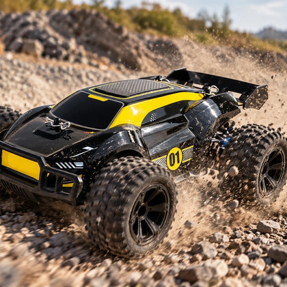 Truggy télécommandé Hornet 1/18 noir et jaune en dérapage sur un lit de cailloux