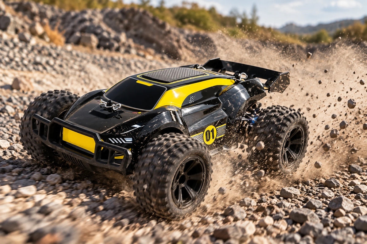 Truggy télécommandé Hornet 1/18 noir et jaune en dérapage sur un lit de cailloux
