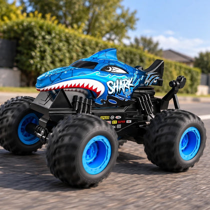 Monster truck télécommandé Shark 1/20 bleu à carrosserie requin, de trois quarts avant sur une route goudronnée