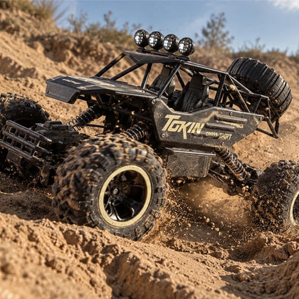 Buggy télécommandé Outrider 4×4 1/12 noir et or en accélération dans une dune de sable