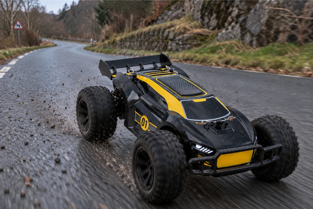 Truggy télécommandé Hornet 1/18 en accélération sur une route goudronnée