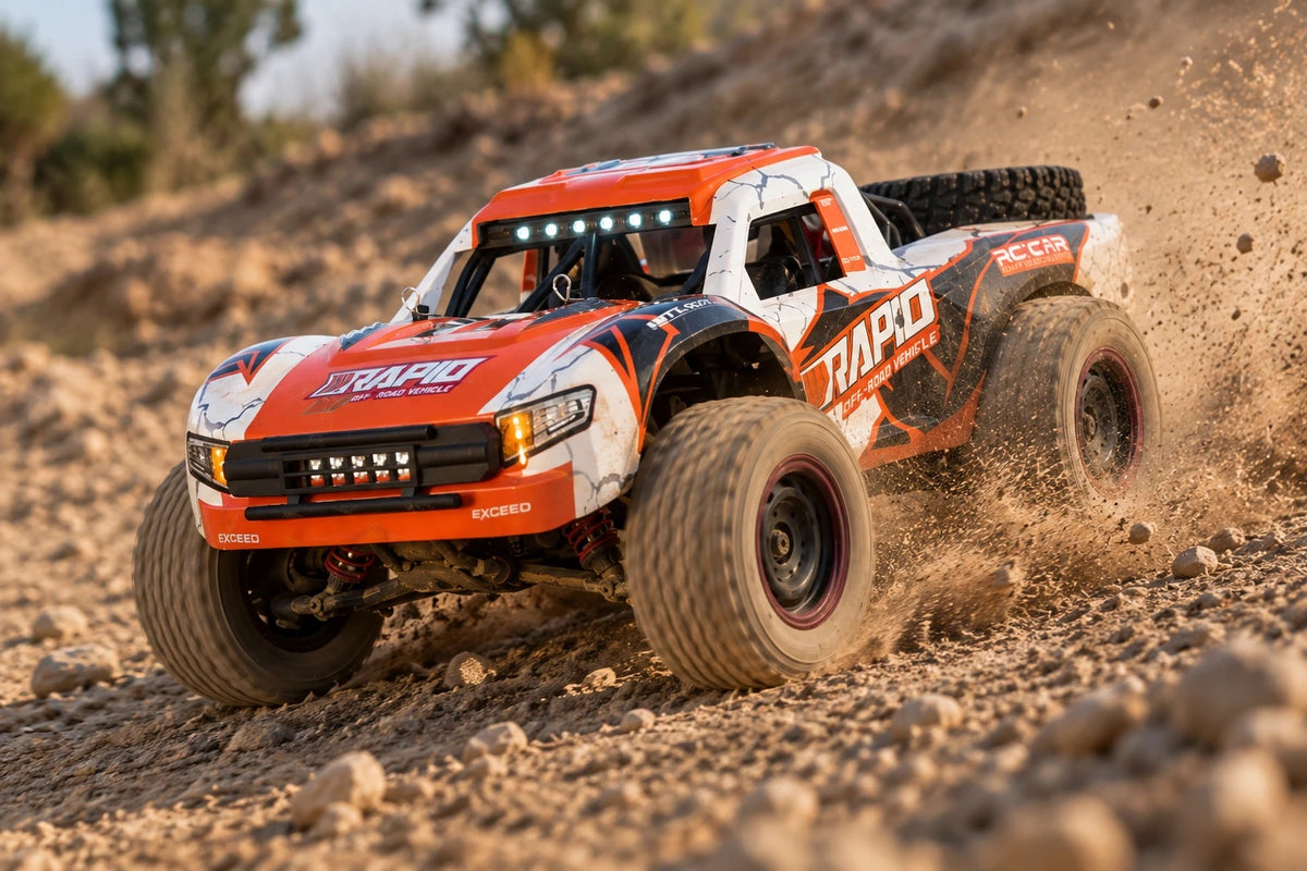 Trophy truck télécommandé Rapid en appui sur un chemin de terre