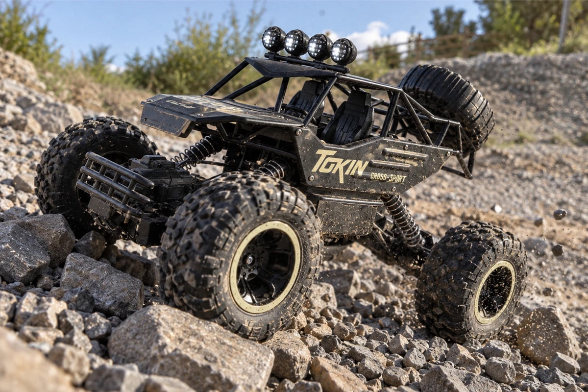 Buggy télécommandé Outrider 4×4 1/12 en franchissement sur un tas de cailloux