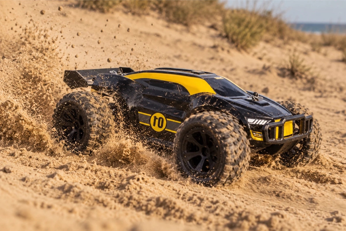 Truggy télécommandé Hornet 1/18 en appui dans une dune de sable, projection derrière les roues