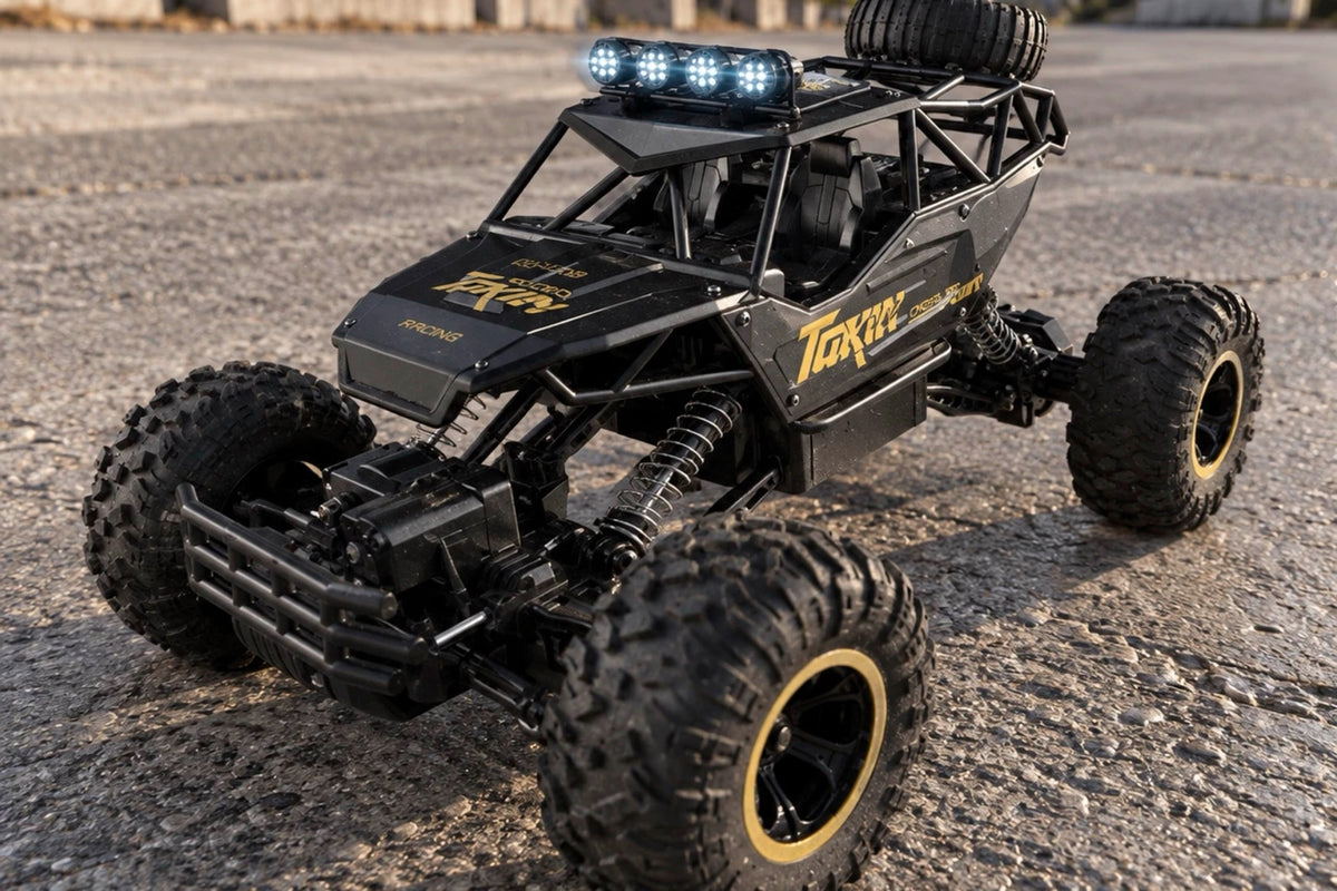 Buggy télécommandé Outrider 4×4 1/12 noir sur le bitume, rampe de phares à LED allumée