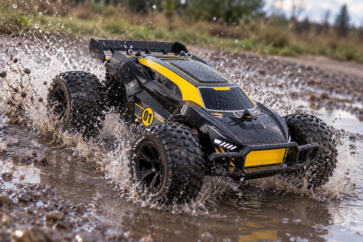 Truggy télécommandé Hornet 1/18 traversant une flaque, gerbes d'eau de chaque côté