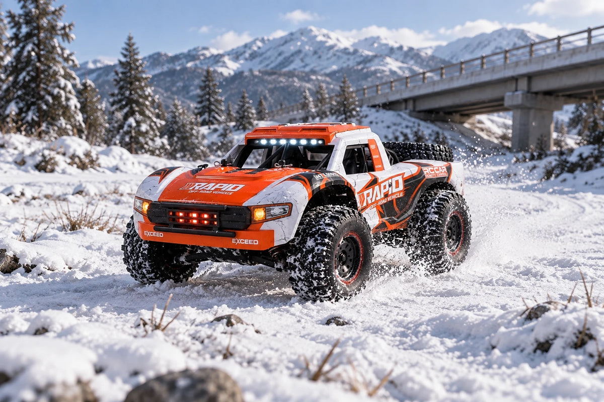 Trophy truck télécommandé Rapid 4×4 1/16 dans la neige devant un massif enneigé