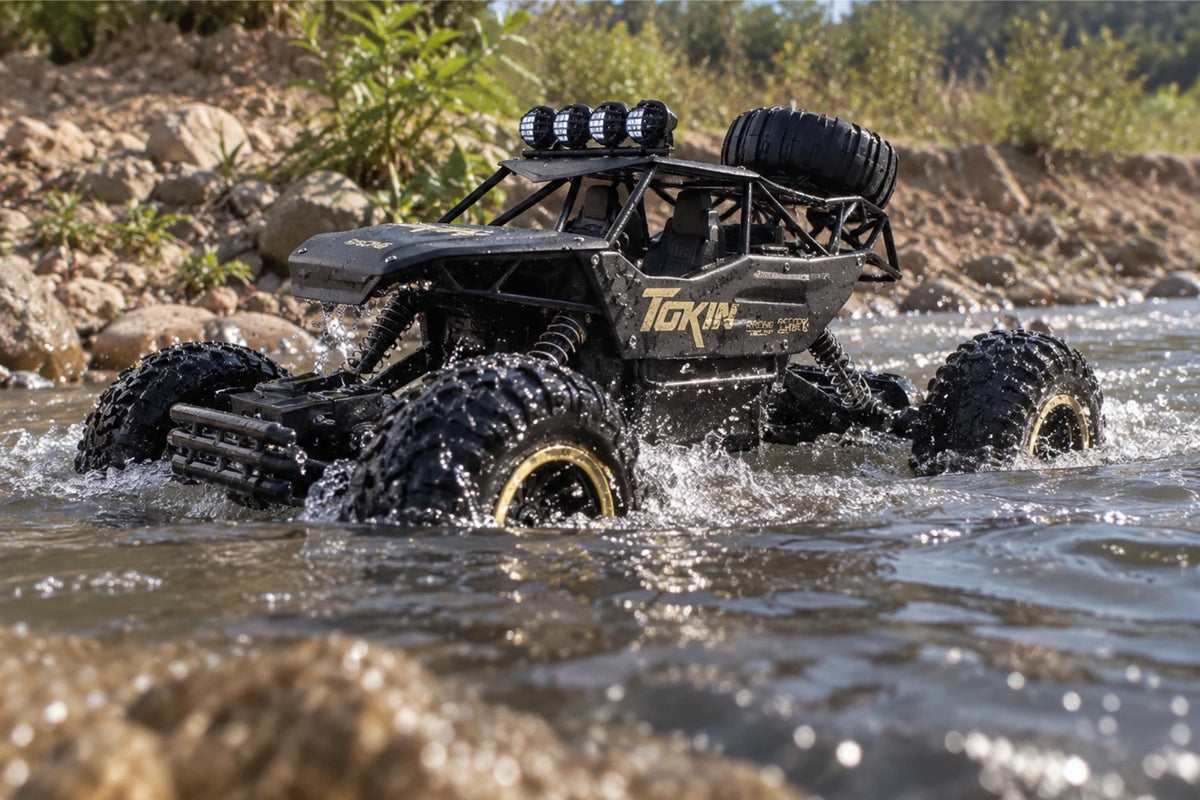 Buggy télécommandé Outrider 4×4 1/12 traversant une rivière peu profonde