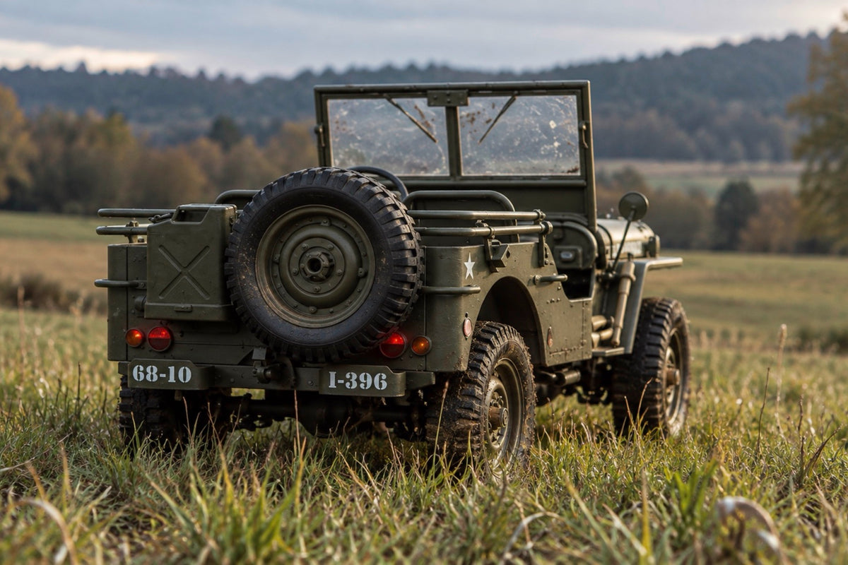 Crawler télécommandé Trooper 4×4 1/10 vu de l’arrière dans un champ, roue de secours et jerrycan
