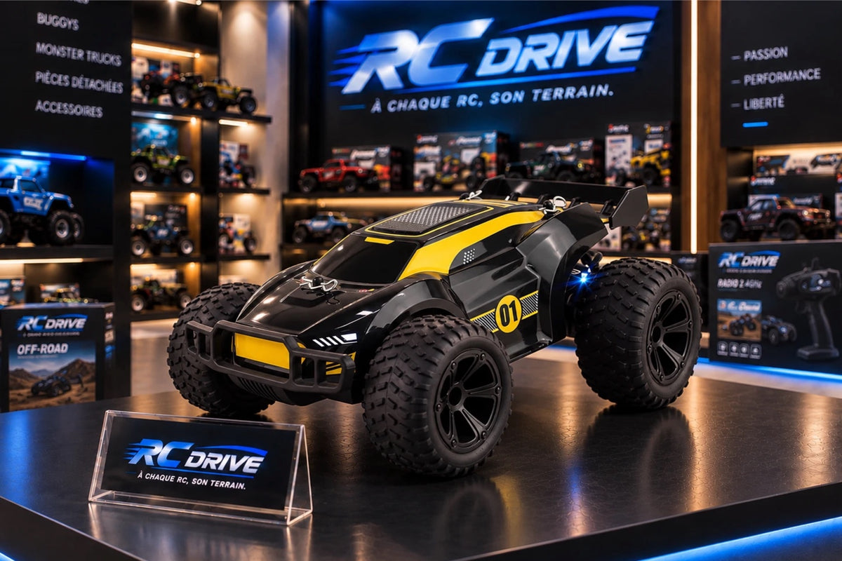Truggy télécommandé Hornet 1/18 noir et jaune, vu de trois quarts sur un support d'exposition