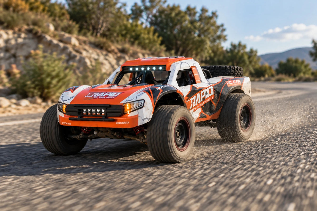 Trophy truck télécommandé Rapid 4×4 1/16 en accélération sur une route de montagne