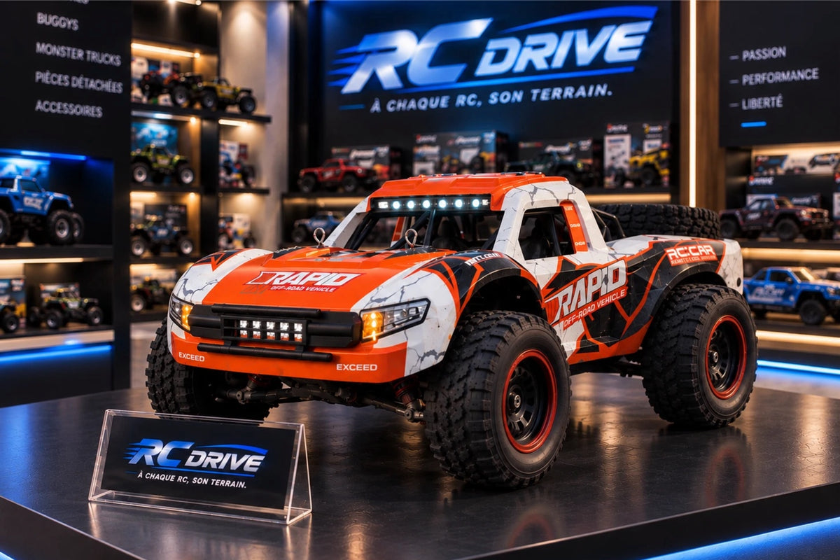 Trophy truck télécommandé Rapid 4×4 1/16 exposé sur un présentoir dans le showroom RC Drive