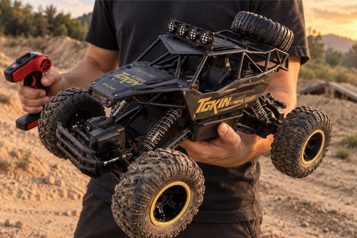Buggy télécommandé Outrider 4×4 1/12 tenu à bout de bras, radiocommande en main, pour donner l'échelle