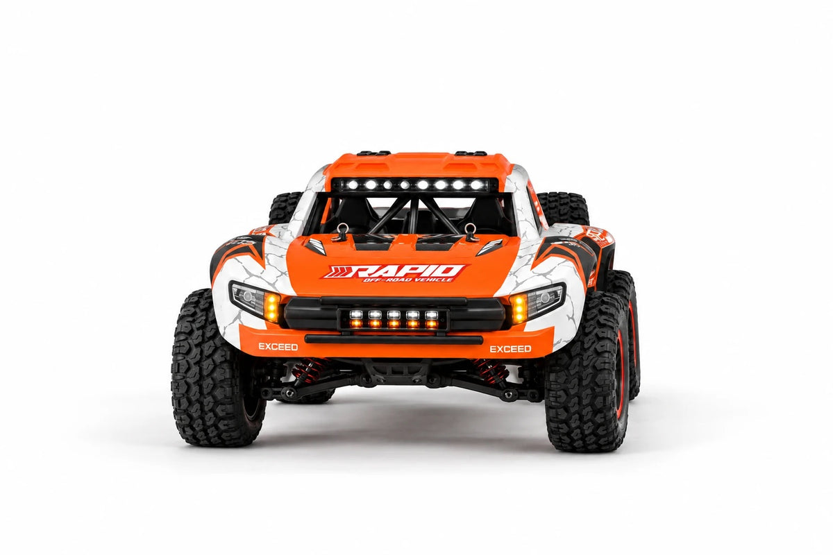 Trophy truck télécommandé Rapid 4×4 1/16 vu de face sur fond blanc, barre de LED et phares allumés