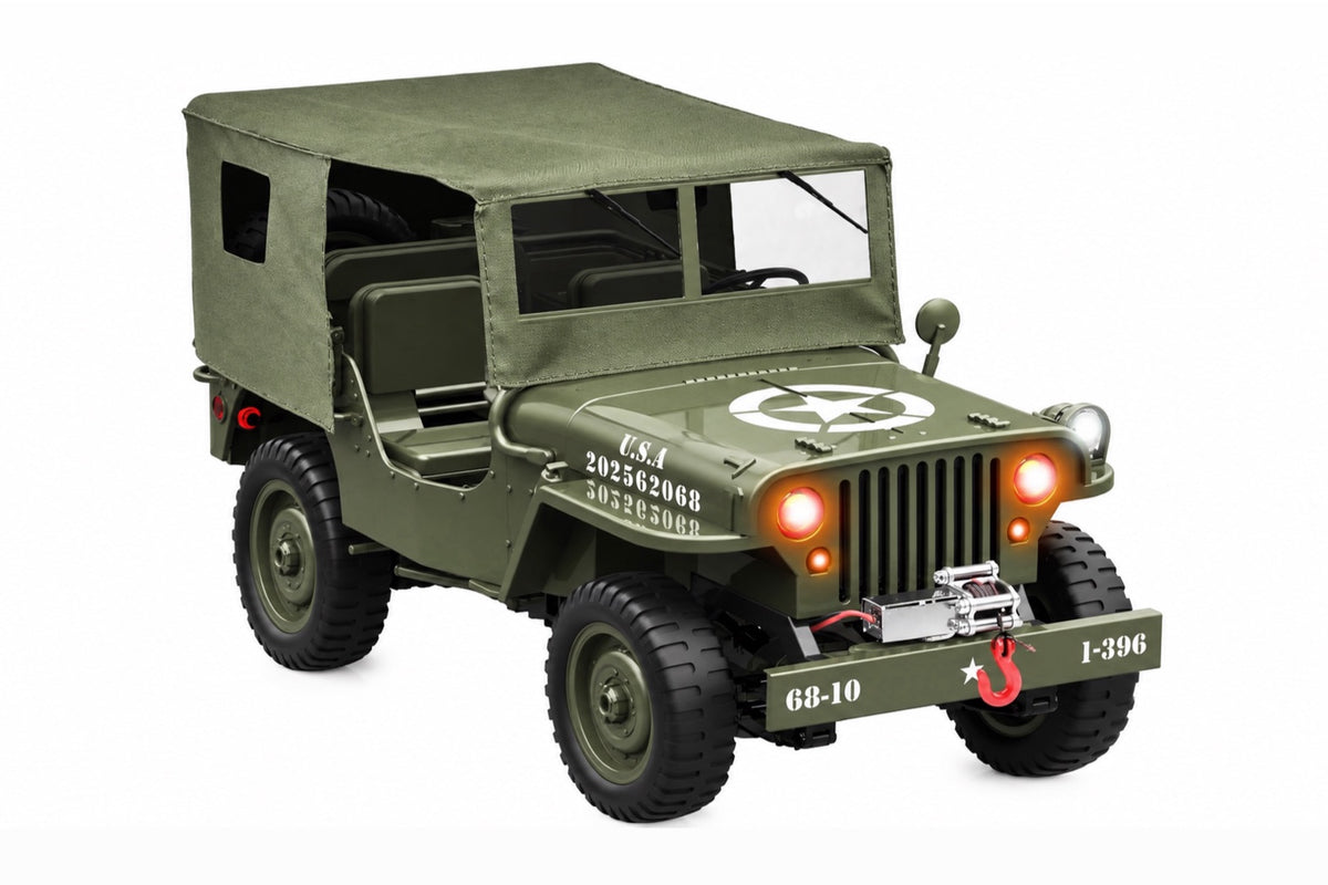 Crawler télécommandé Trooper 4×4 1/10 avec sa bâche posée sur l’arceau, sur fond blanc