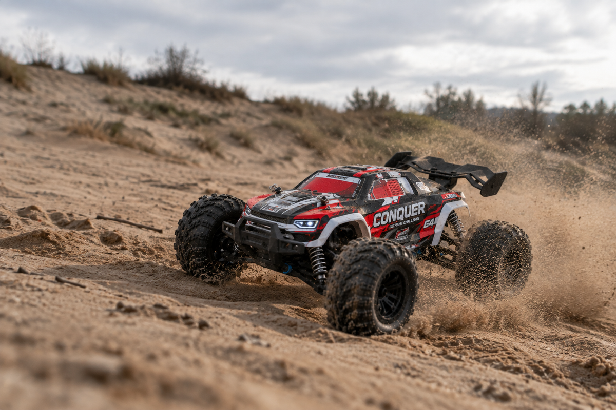Conquer 4×4 1/16 rouge lancé sur une dune de sable