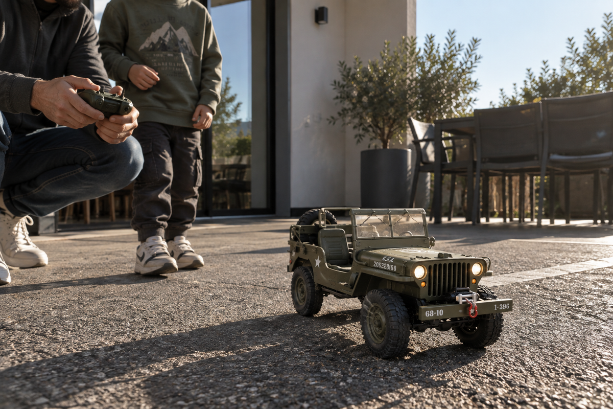Un adulte et un enfant pilotant le crawler télécommandé Trooper 4×4 1/10 sur une terrasse