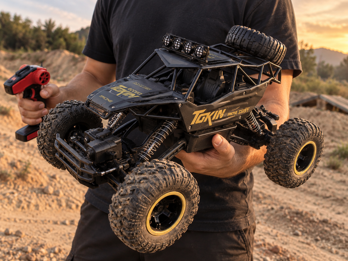 Buggy télécommandé Outrider 4×4 1/12 noir tenu à la main, en extérieur
