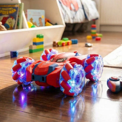 Voiture télécommandée cascadeuse Arachno double face rouge et sa manette, sur le parquet d'une chambre d'enfant