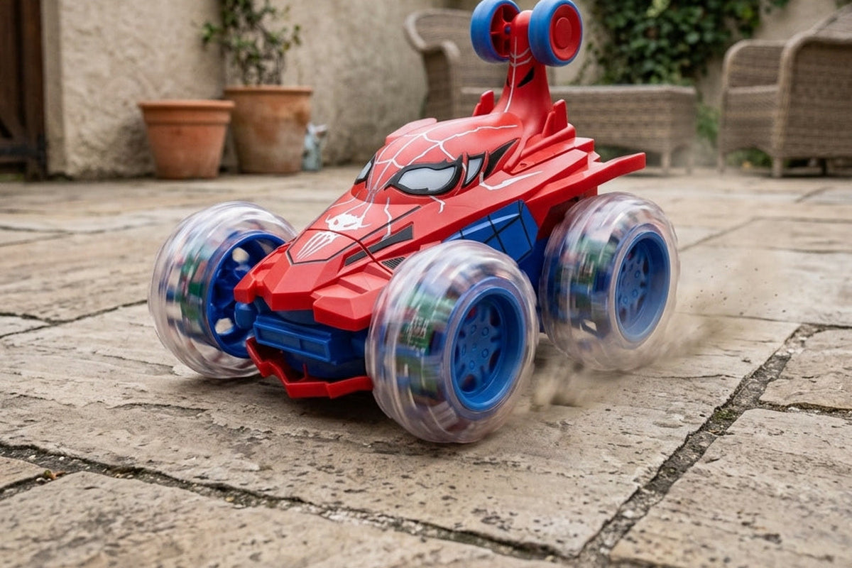 Voiture cascadeuse Arachno araignée rouge et bleue sur une terrasse en dalles de pierre