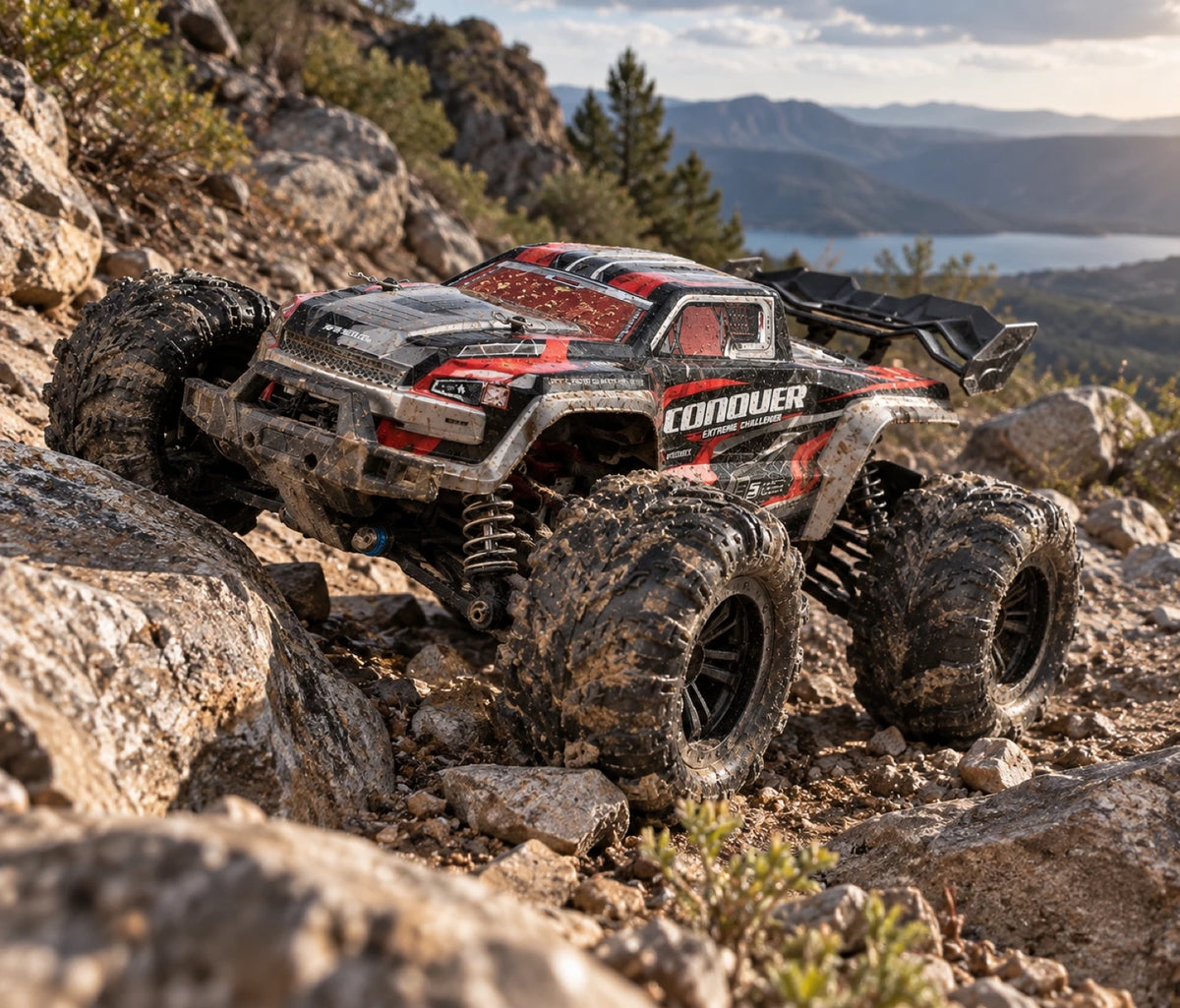 Conquer 4×4 1/16 rouge en franchissement sur un éboulis de montagne