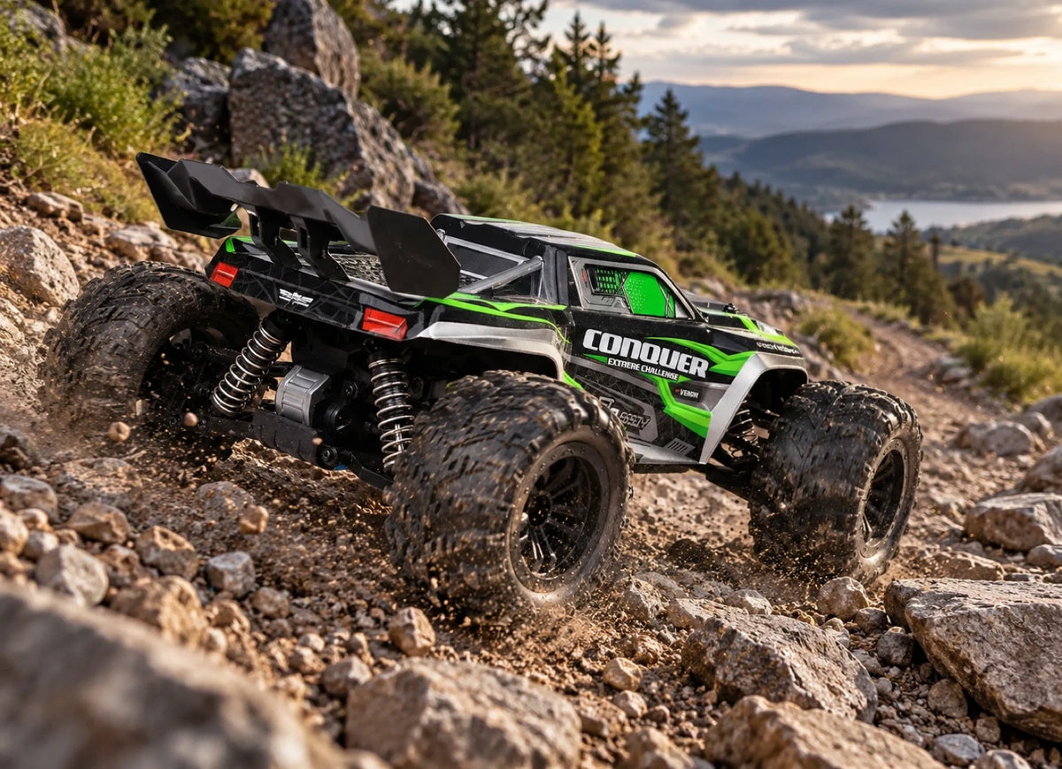 Conquer 4×4 1/16 vert de trois quarts arrière sur une piste caillouteuse
