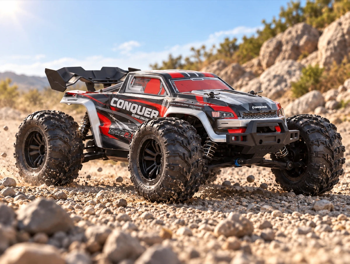 Conquer 4×4 1/16 en carrosserie rouge, à l’attaque sur un chemin de gravier, rochers et ciel dégagé