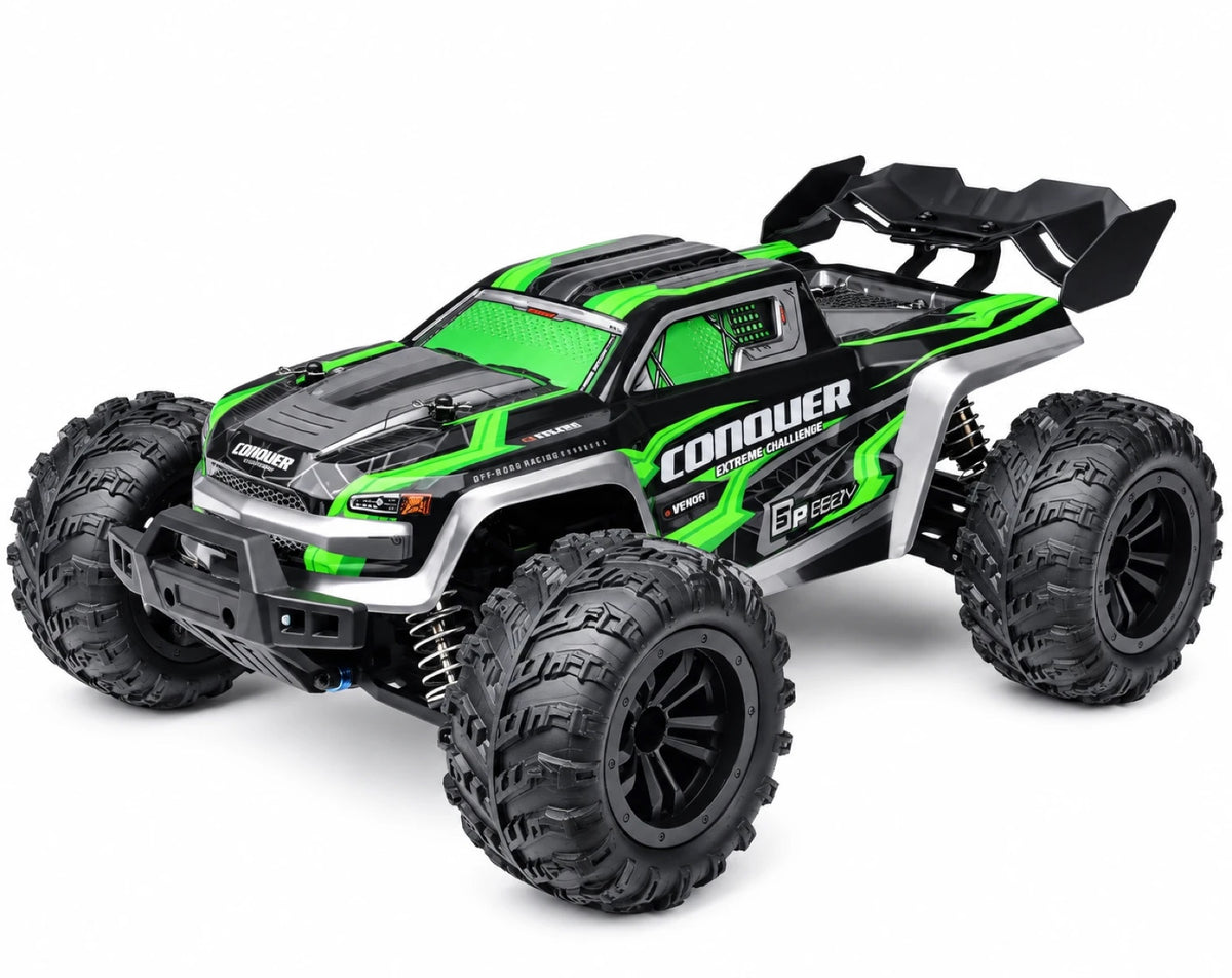 Conquer 4×4 1/16 en carrosserie verte, de trois quarts avant sur fond blanc