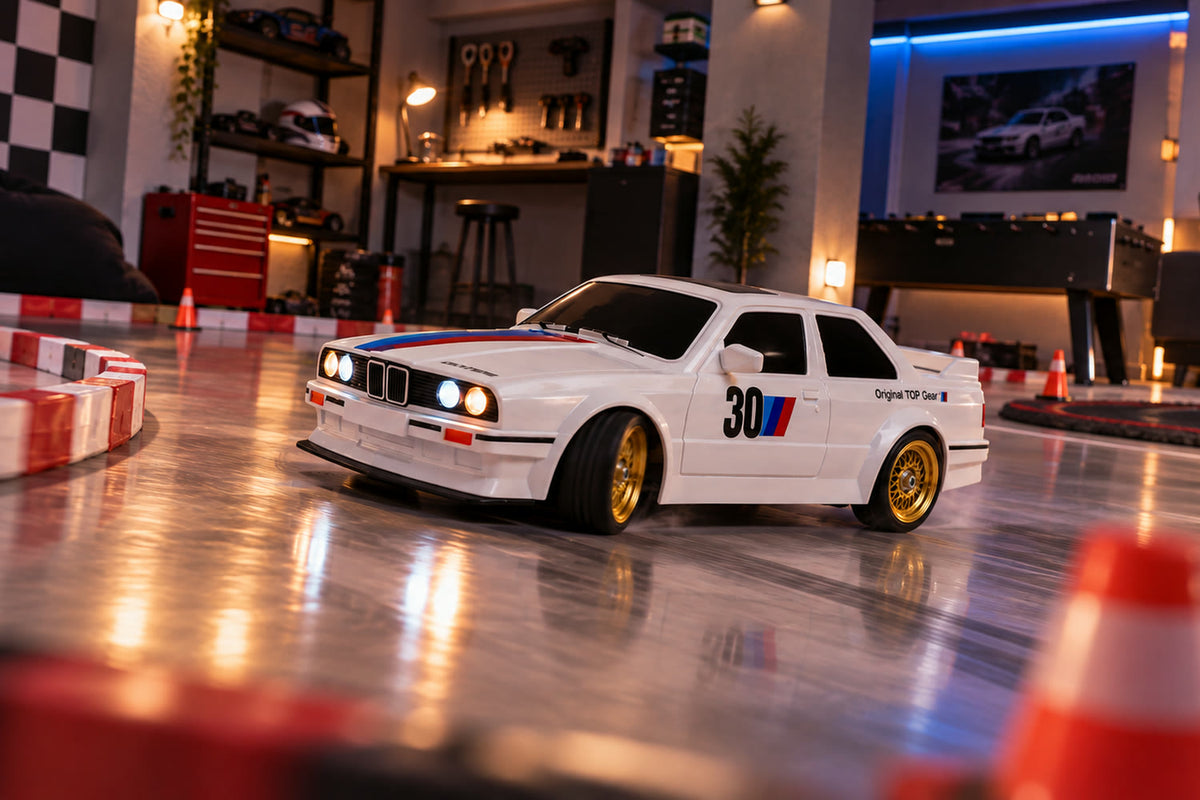 Voiture télécommandée drift Drift Origin blanche, de trois quarts avant, sur une piste d'intérieur bordée de plots