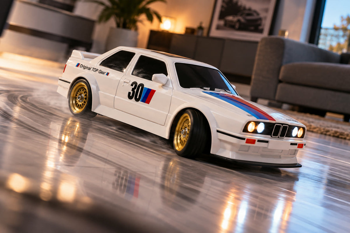 Drift Origin blanche en dérive sur un sol lisse, roues drift dorées