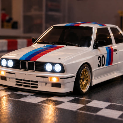 Voiture télécommandée drift Drift Origin blanche, de trois quarts avant, sur un sol à damier