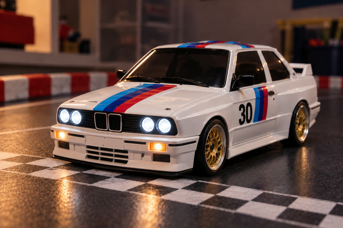 Voiture télécommandée drift Drift Origin blanche, de trois quarts avant, sur un sol à damier