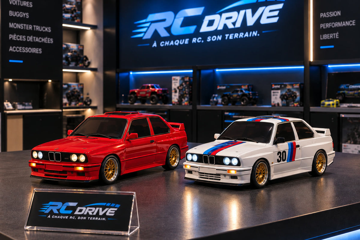Les deux coloris du Drift Origin, rouge et blanc, exposés sur le comptoir RC Drive
