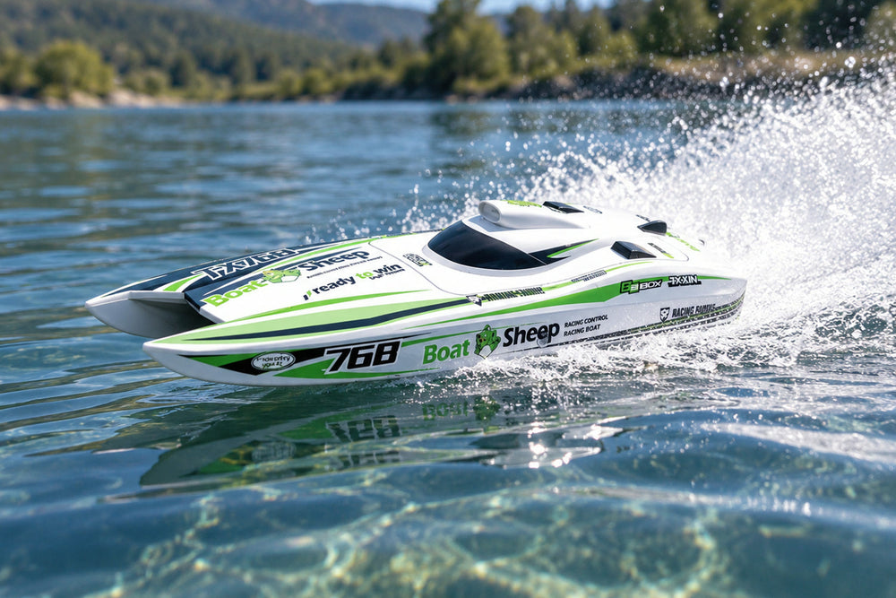 Bateau télécommandé Typhon blanc en virage sur un lac, grande gerbe d'eau derrière la coque