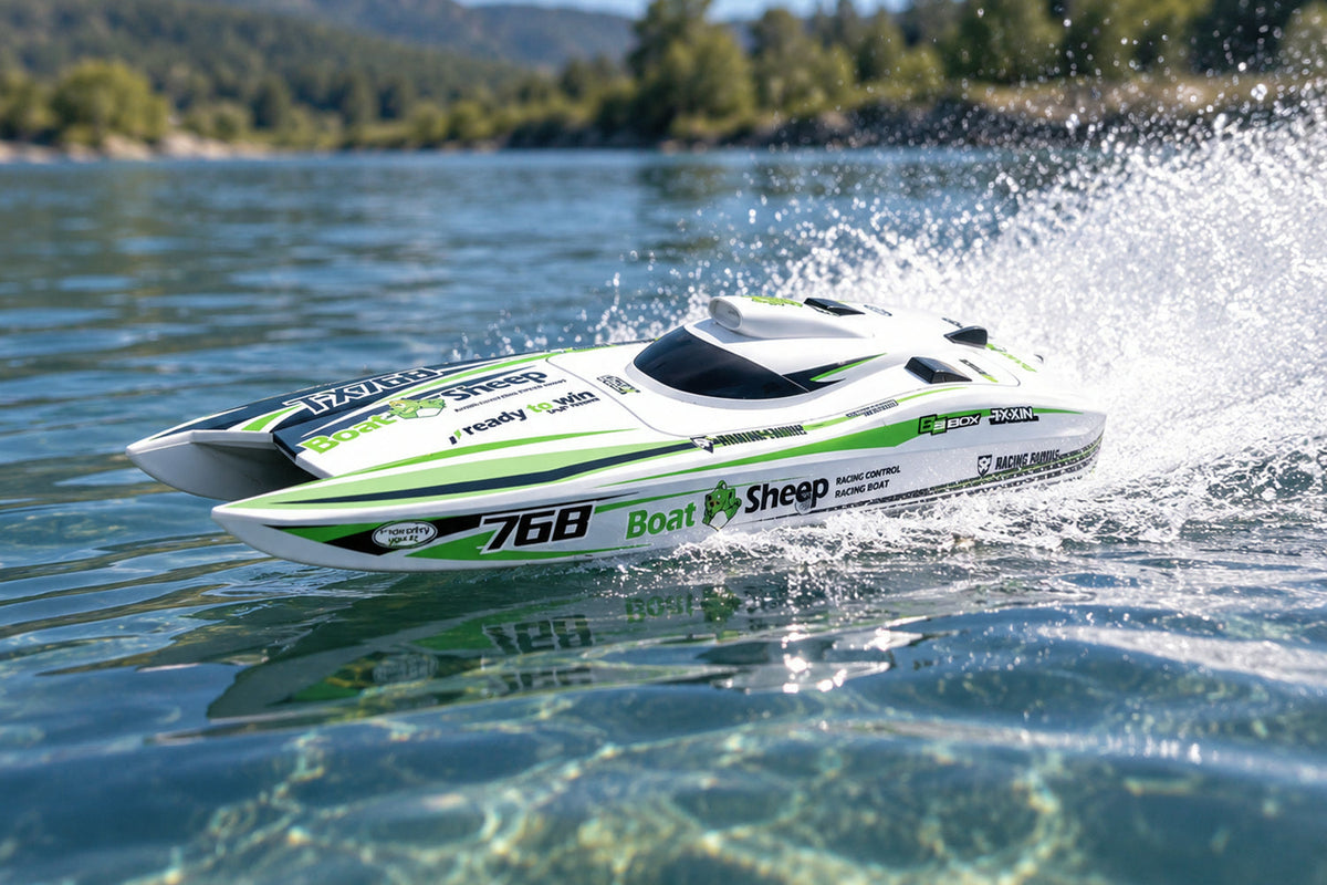 Bateau télécommandé Typhon blanc en virage sur un lac, grande gerbe d'eau derrière la coque