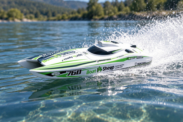 Bateau télécommandé Typhon blanc en virage sur un lac, grande gerbe d'eau derrière la coque
