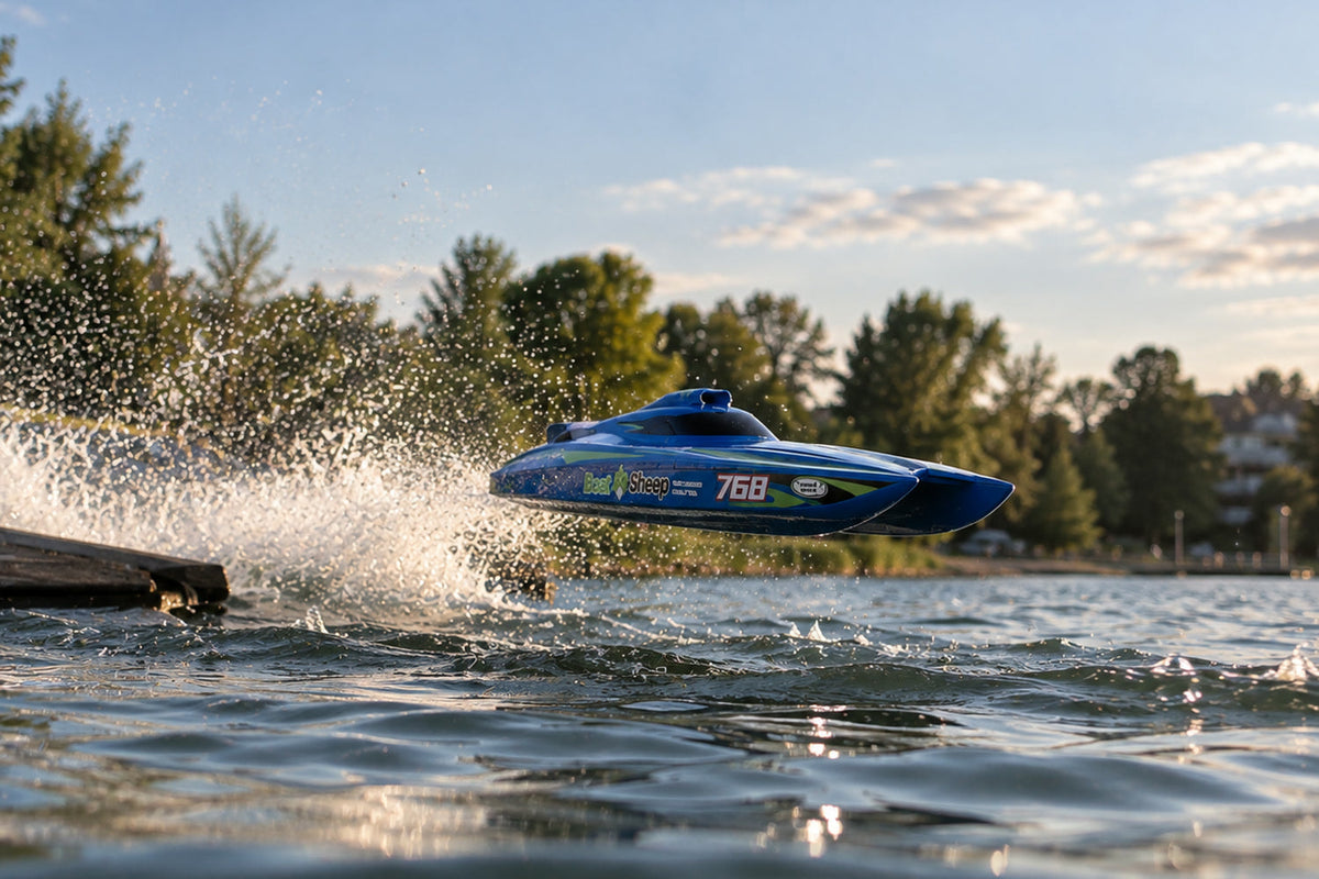 Bateau télécommandé Typhon bleu lancé sur un lac, gerbe d'eau derrière la coque