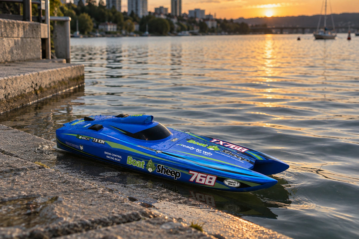 Bateau télécommandé Typhon bleu posé sur un quai, coucher de soleil sur le lac
