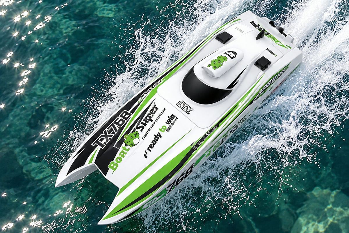 Bateau télécommandé Typhon blanc vu de dessus sur une eau turquoise, sillage derrière la coque