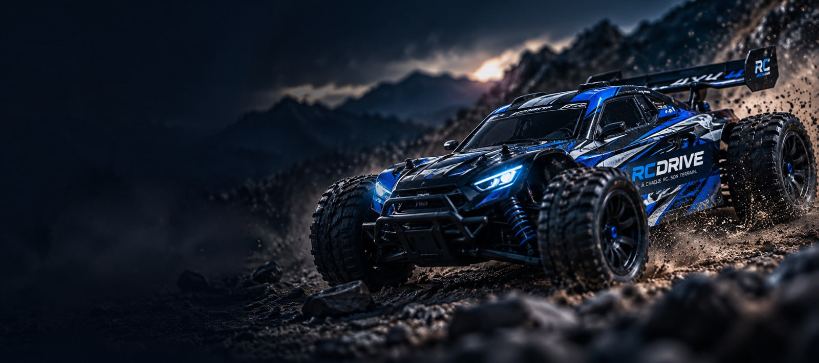 Voiture radiocommandée RC Drive sur terrain rocailleux au crépuscule